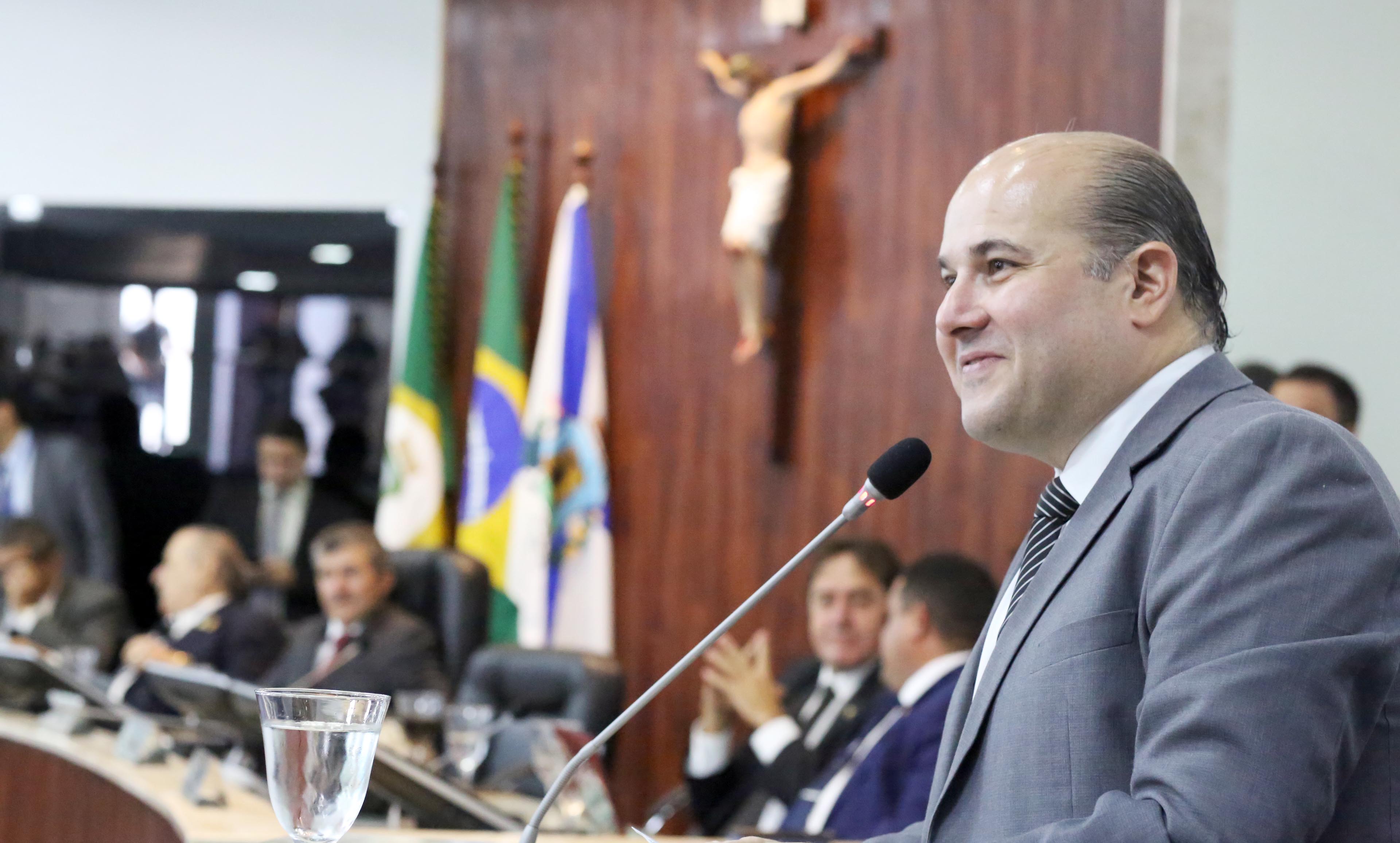 prefeito roberto cláudio fala ao microfone no plenário da câmara